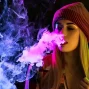 結合恆溫控制技術的智能霧化設備運作寫真，展現冷暖色調煙霧在精準熱力學管理下的細膩層次與穩定輸出。