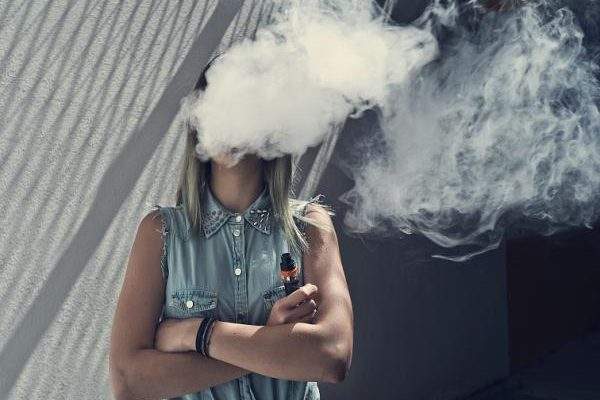 使用者在專注的霧化瞬間,精準的氣流結構設計將風味分子完美轉化為細膩繚繞的煙霧,體現硬體工藝的極致平衡。