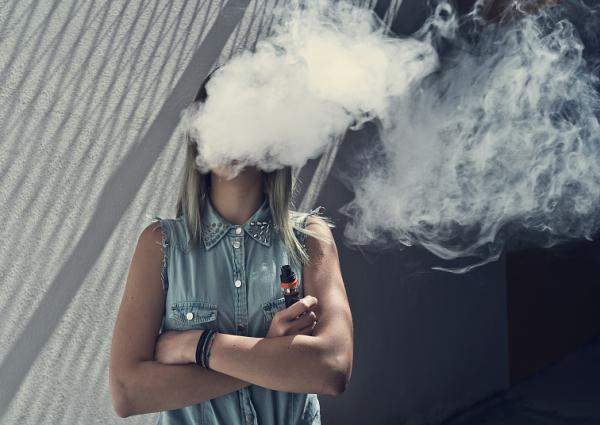 使用者在專注的霧化瞬間，精準的氣流結構設計將風味分子完美轉化為細膩繚繞的煙霧，體現硬體工藝的極致平衡。